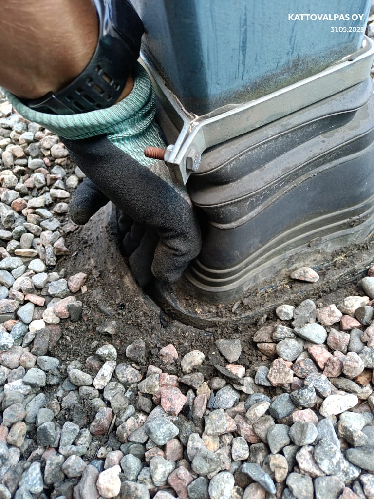 Kermikaton läpivientikaulus vuotaa.