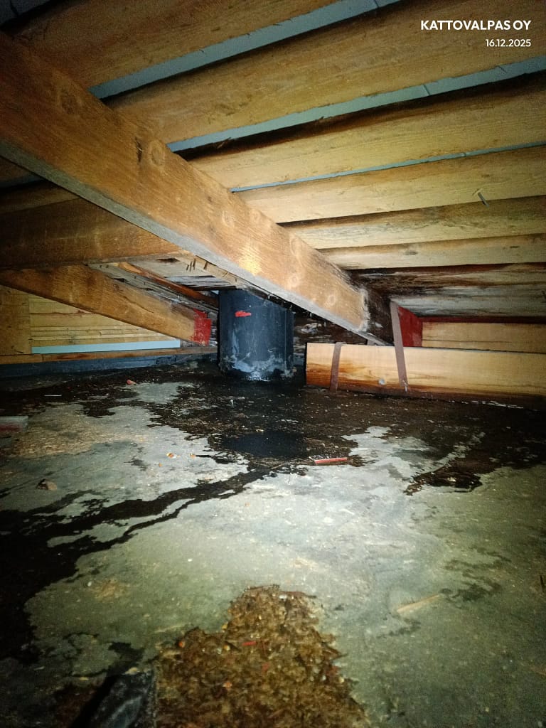 Läpiviennin vuoto. Yläpohjassa lammikoittain vettä.